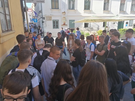 Uveer su pogledali predstavu Trai se novi suprug prema istoimenoj komediji Mire Gavrana u Satirikome kazalitu Kerempuh. U pratnji su bili njihovi nastavnici i razrednici.  Dan je bio lijep, etnja zanimljiva, a predstava urnebesno smijena. Marin Pui